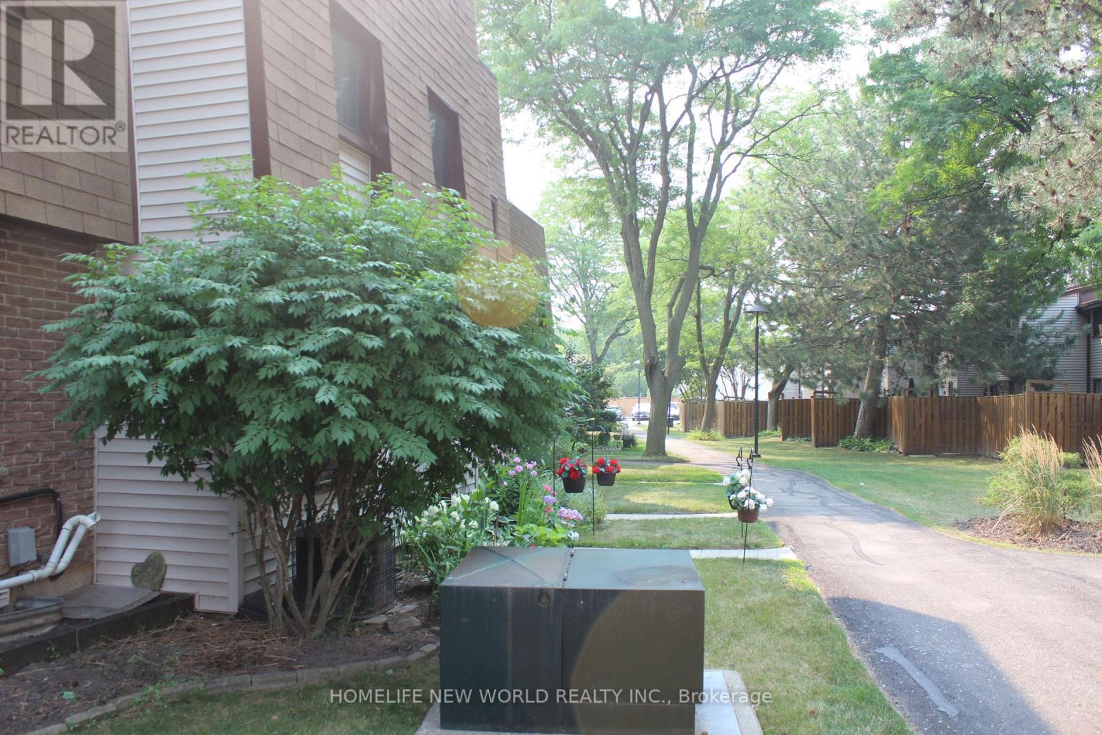 36 - 189 Springhead Gardens, Richmond Hill, Ontario  L4C 5C7 - Photo 2 - N12580418