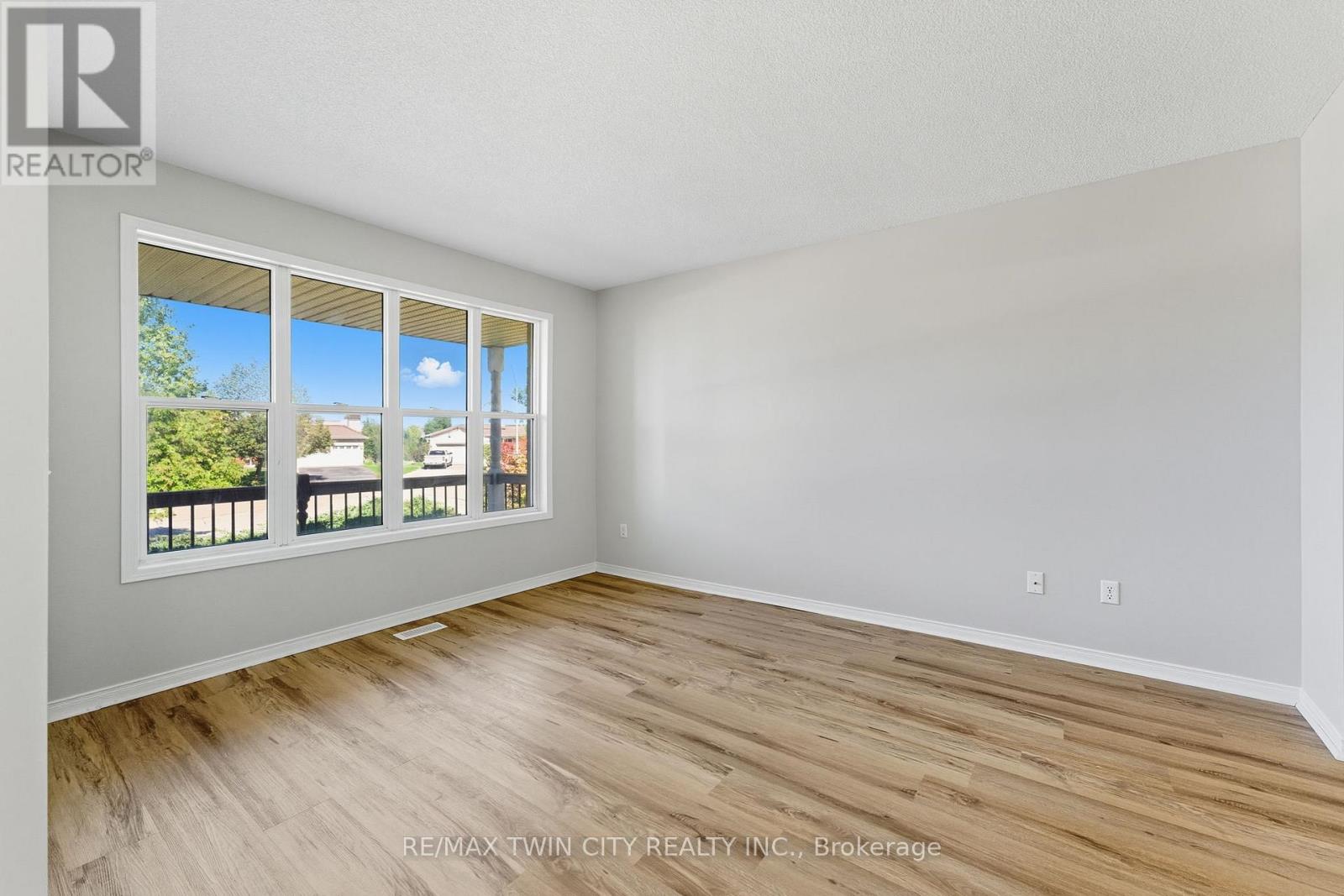 16 Jones Court, North Dumfries, Ontario  N0B 1E0 - Photo 9 - X12443752