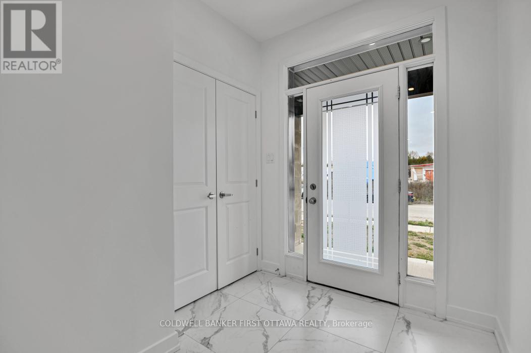 2305 Goldhawk Drive, Ottawa, Ontario K2S 1B6 - Photo 5 - X12580502