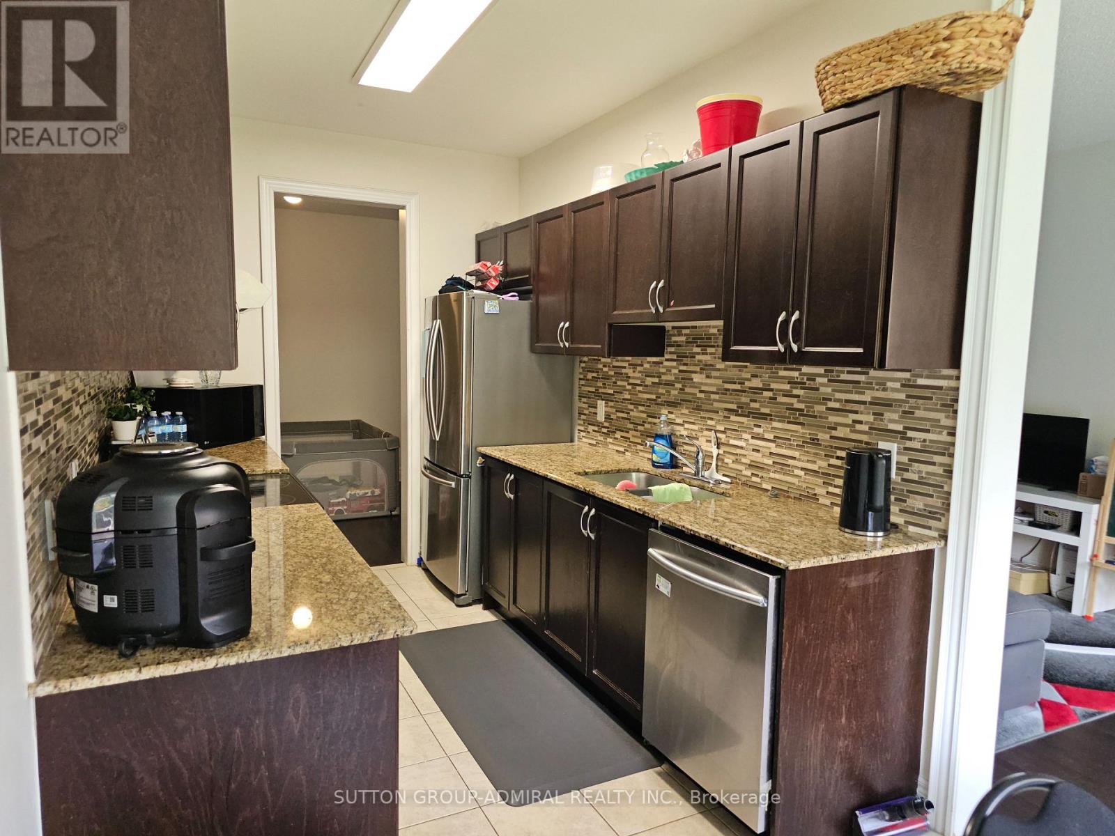 63 Collin Court, Richmond Hill, Ontario L4E 0X7 - Photo 3 - N12580512