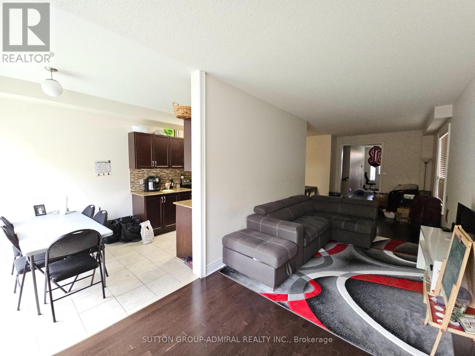 63 Collin Court, Richmond Hill, Ontario L4E 0X7 - Photo 5 - N12580512