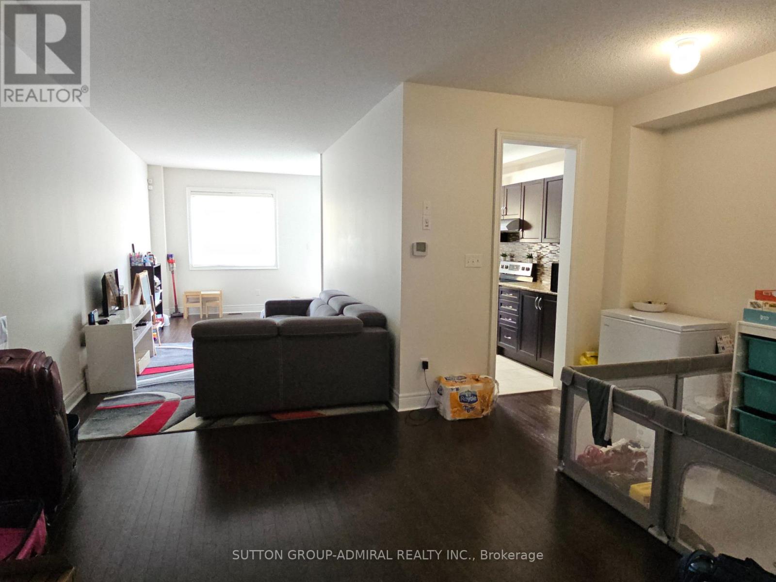 63 Collin Court, Richmond Hill, Ontario L4E 0X7 - Photo 6 - N12580512