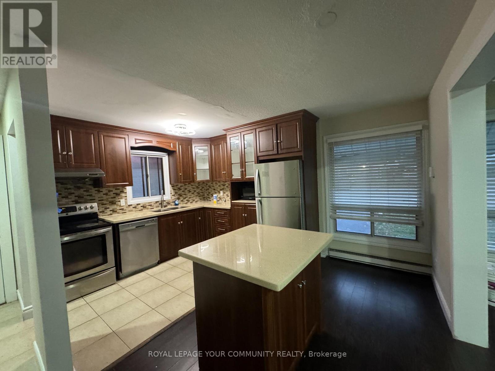 24 Grand River Court, Brampton, Ontario L6S 2J8 - Photo 2 - W12580550