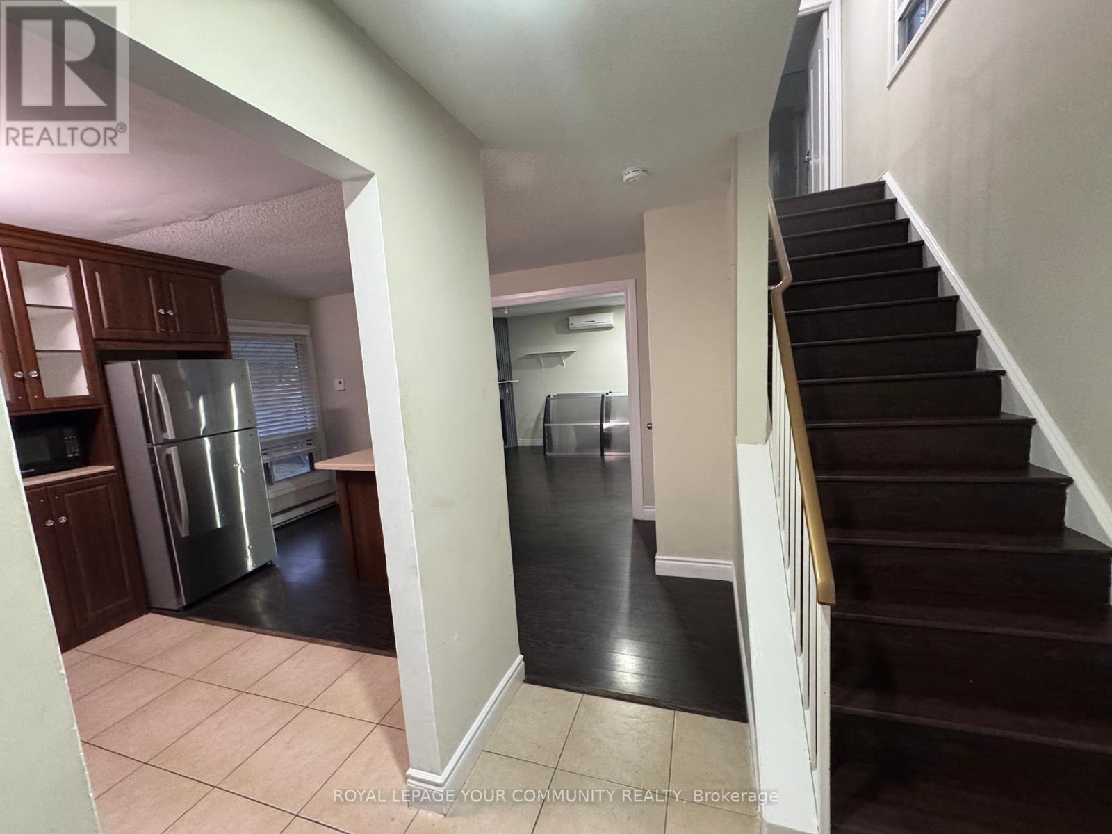 24 Grand River Court, Brampton, Ontario L6S 2J8 - Photo 3 - W12580550