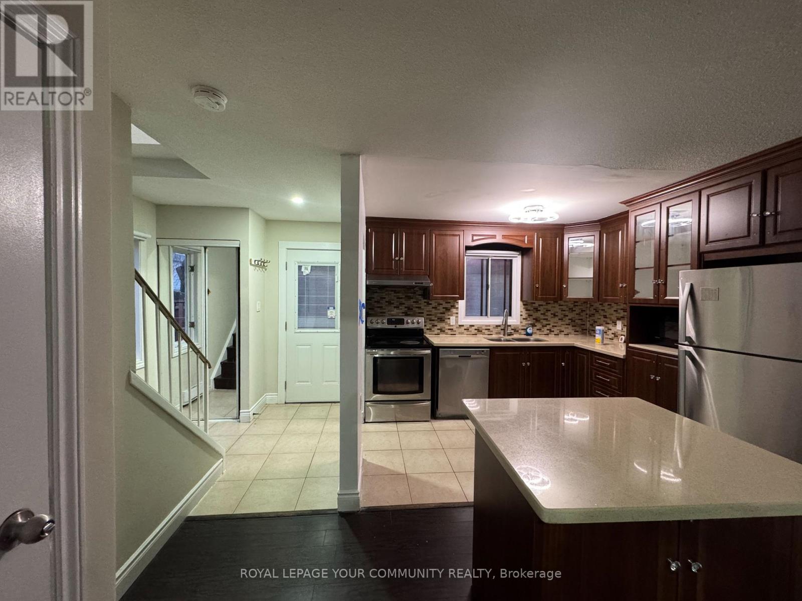 24 Grand River Court, Brampton, Ontario L6S 2J8 - Photo 4 - W12580550