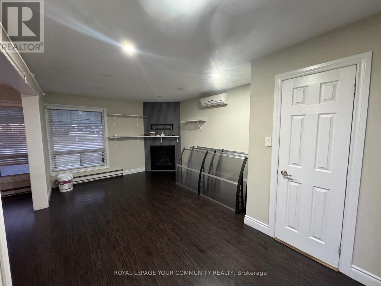 24 Grand River Court, Brampton, Ontario L6S 2J8 - Photo 5 - W12580550