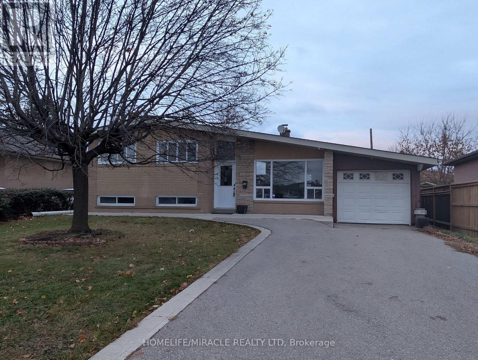 15 ATHLONE AVENUE, Brampton, Ontario