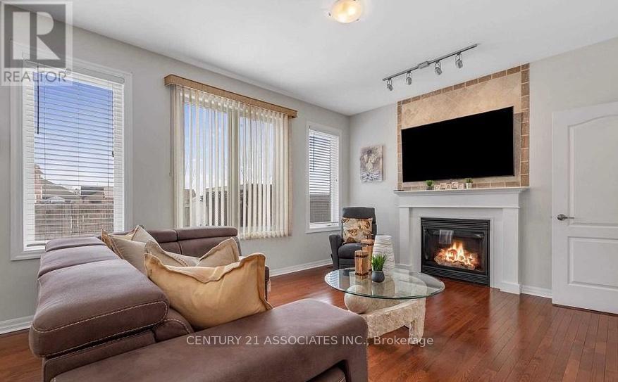 177 Montreal Circle, Hamilton, Ontario  L8E 0C6 - Photo 2 - X12579666