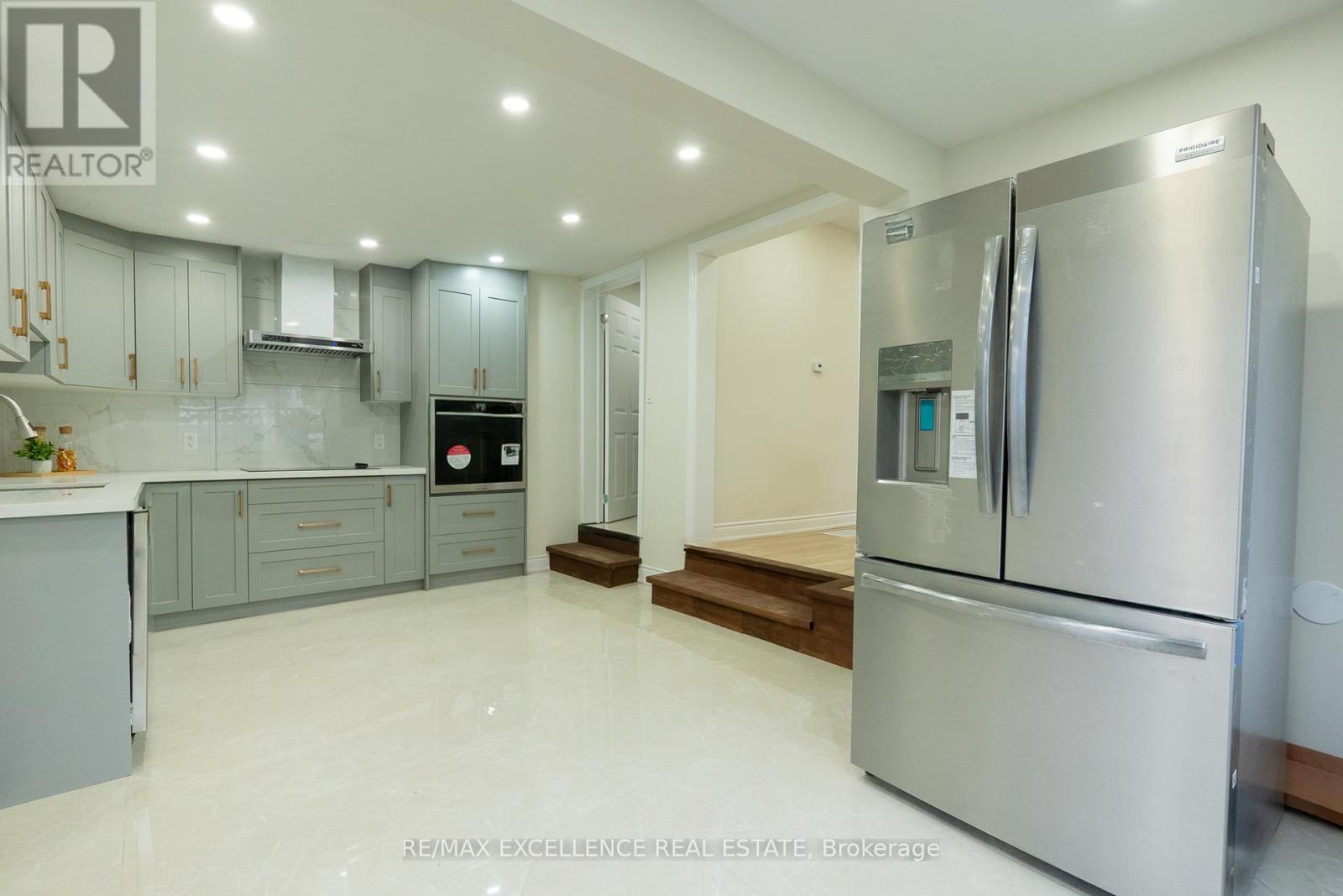 10 Draper Street, Halton Hills, Ontario  L7G 3C8 - Photo 2 - W12580574