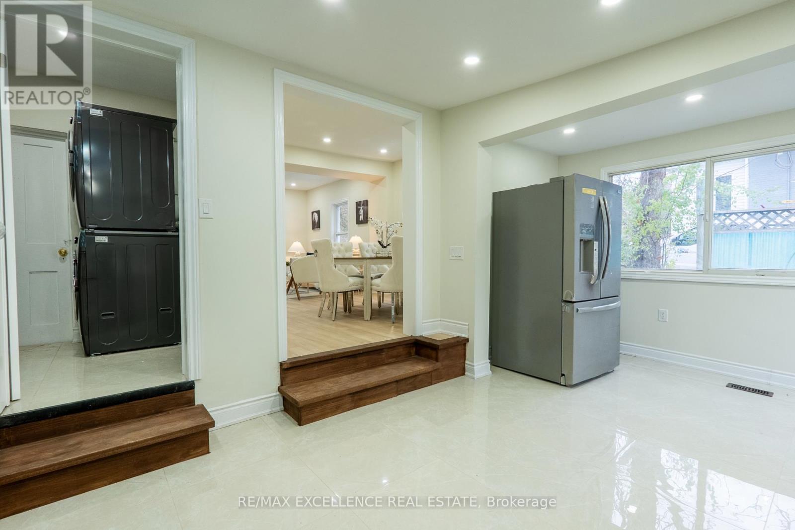 10 Draper Street, Halton Hills, Ontario  L7G 3C8 - Photo 4 - W12580574