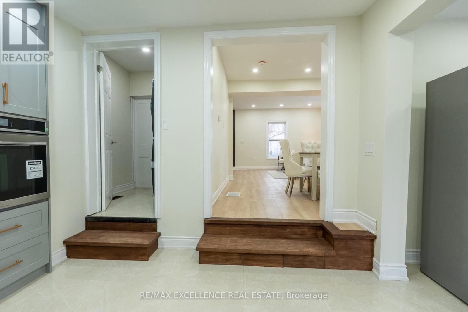 10 Draper Street, Halton Hills, Ontario  L7G 3C8 - Photo 6 - W12580574