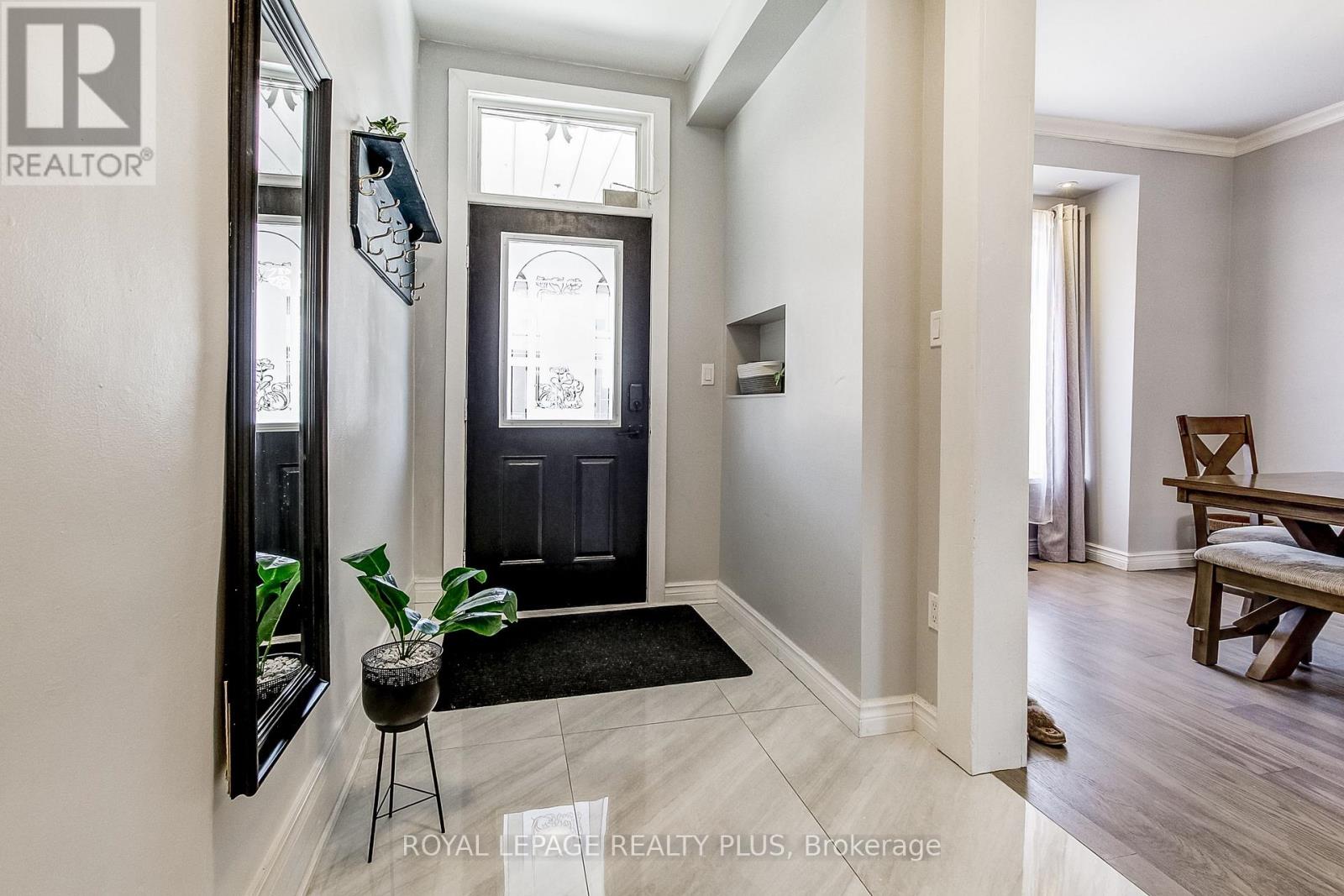 38 Rosemont Avenue, Hamilton, Ontario  L8L 2M3 - Photo 3 - X12580596