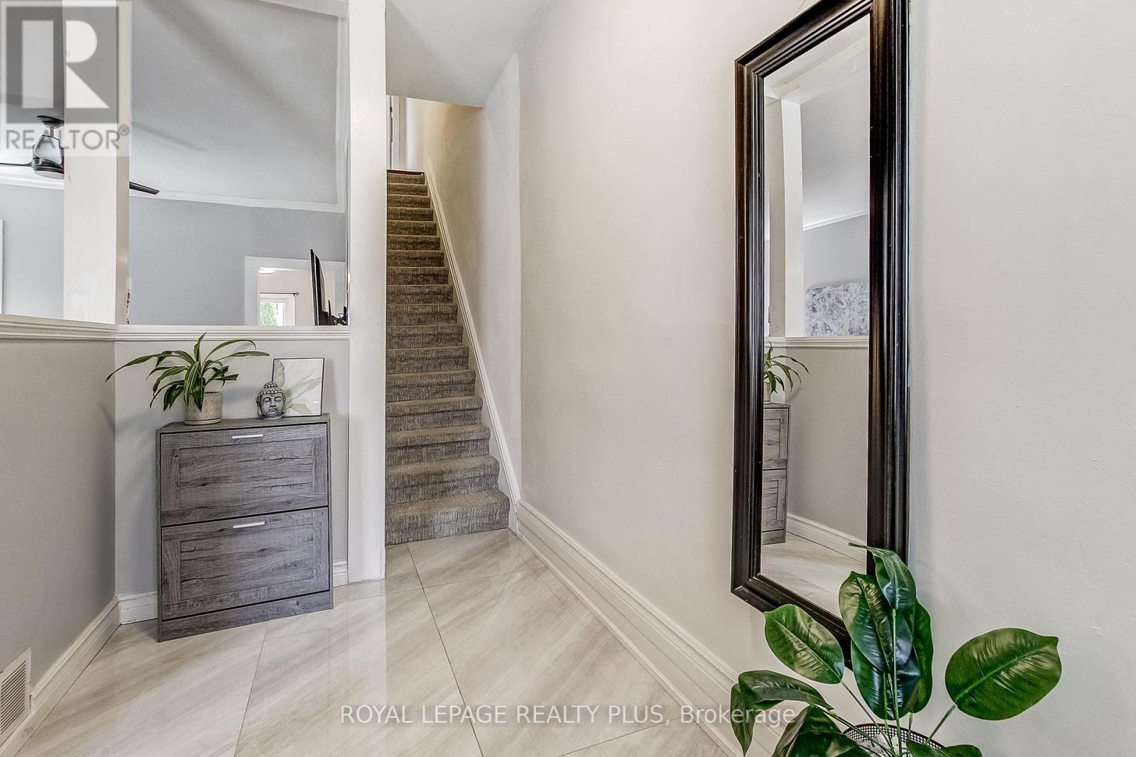 38 Rosemont Avenue, Hamilton, Ontario  L8L 2M3 - Photo 4 - X12580596