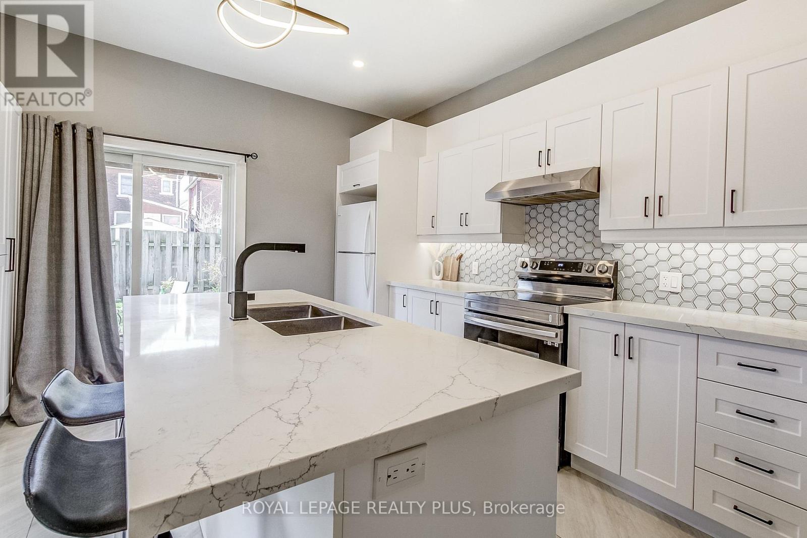 38 Rosemont Avenue, Hamilton, Ontario  L8L 2M3 - Photo 9 - X12580596