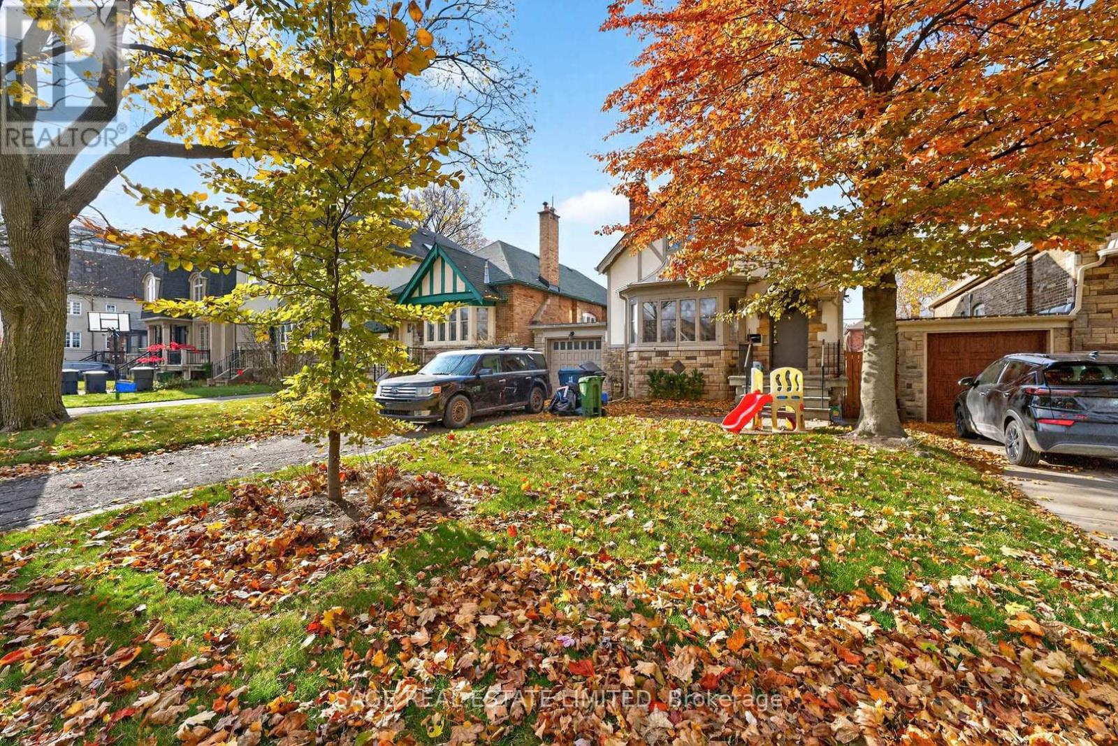 12 FAIRLEIGH CRESCENT, Toronto, Ontario