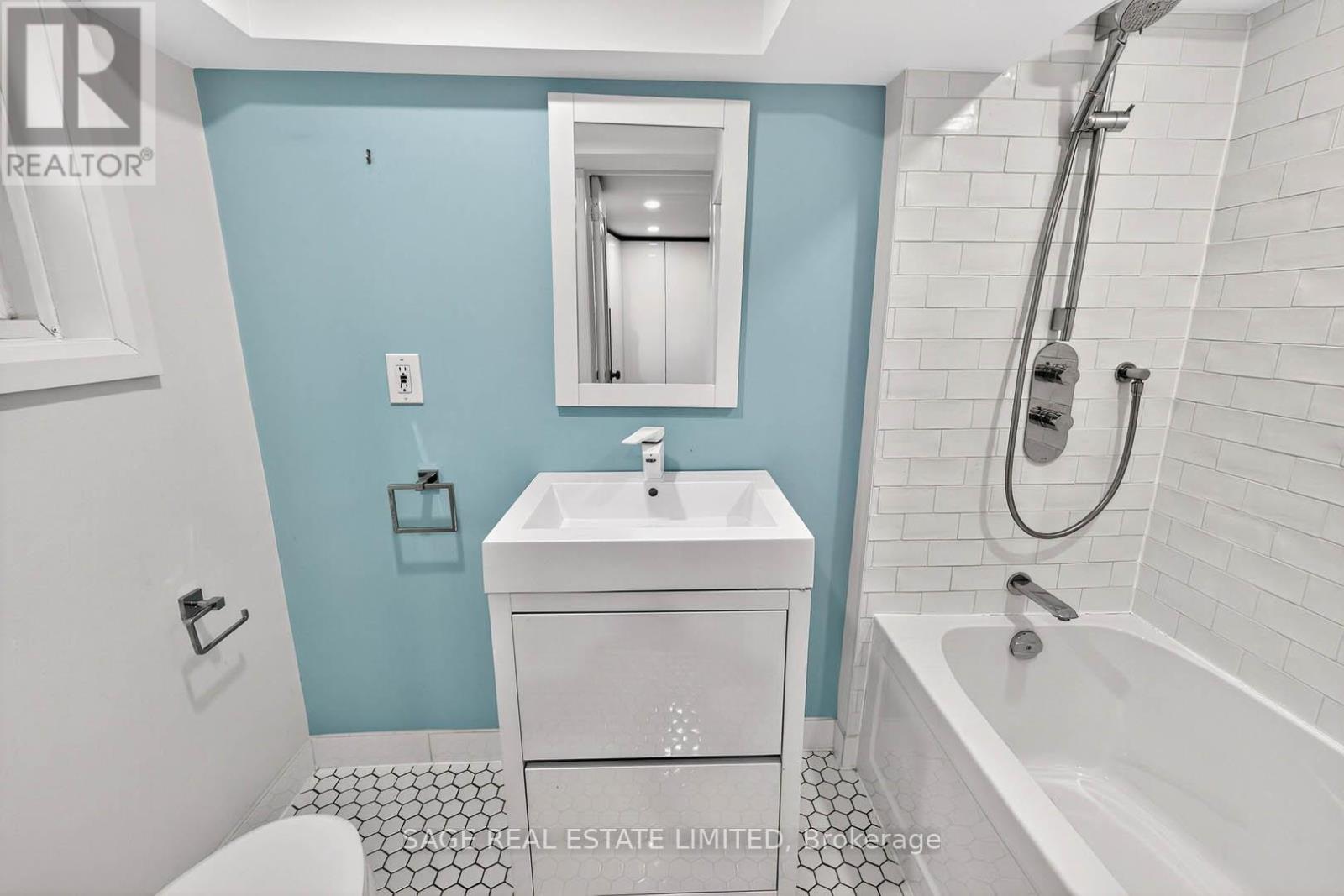 12 Fairleigh Crescent, Toronto, Ontario  M6C 3R8 - Photo 31 - C12580604