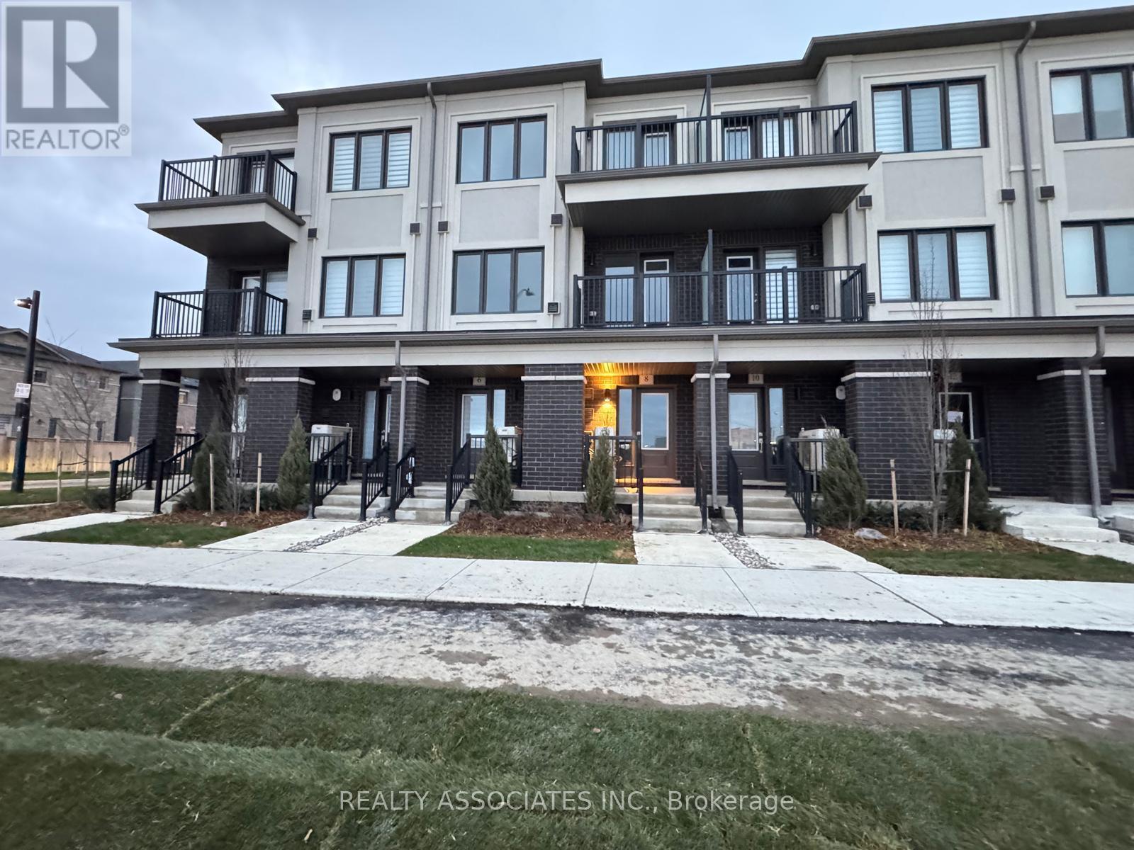 8 Matawin Lane, Richmond Hill, Ontario  L4B 0H8 - Photo 2 - N12580612