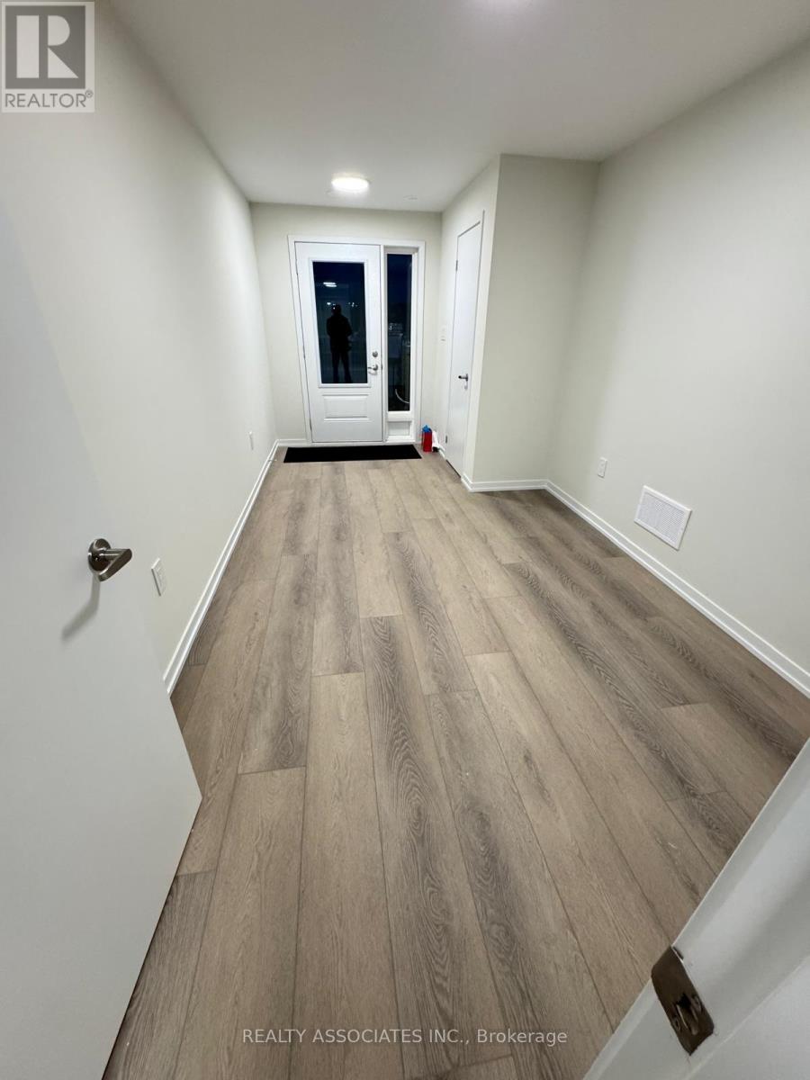 8 Matawin Lane, Richmond Hill, Ontario  L4B 0H8 - Photo 4 - N12580612