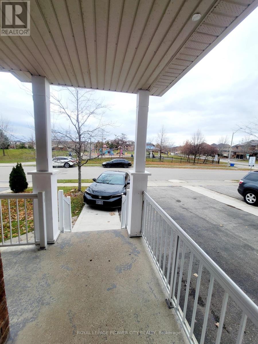 5 Pantomine Boulevard, Brampton, Ontario  L6Y 5M2 - Photo 2 - W12580624