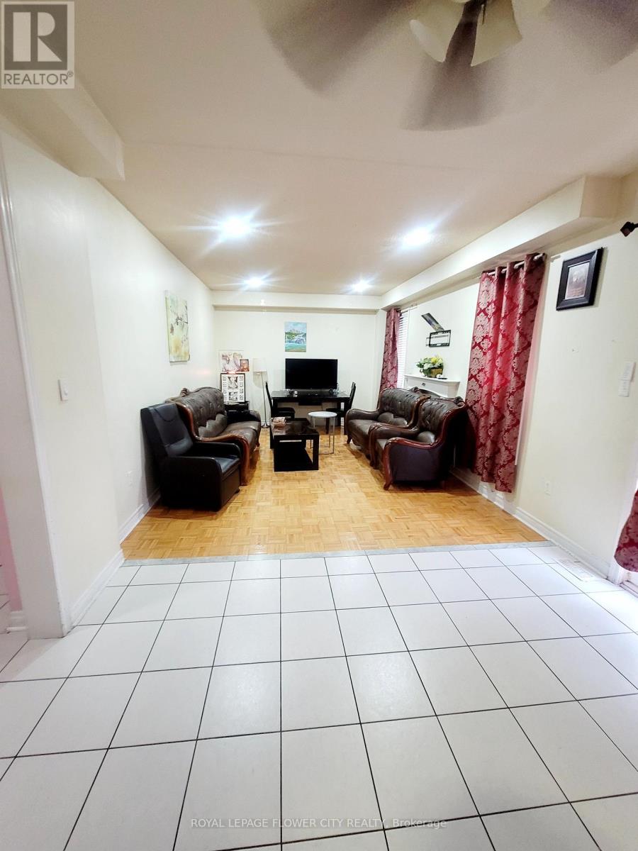 5 Pantomine Boulevard, Brampton, Ontario  L6Y 5M2 - Photo 3 - W12580624