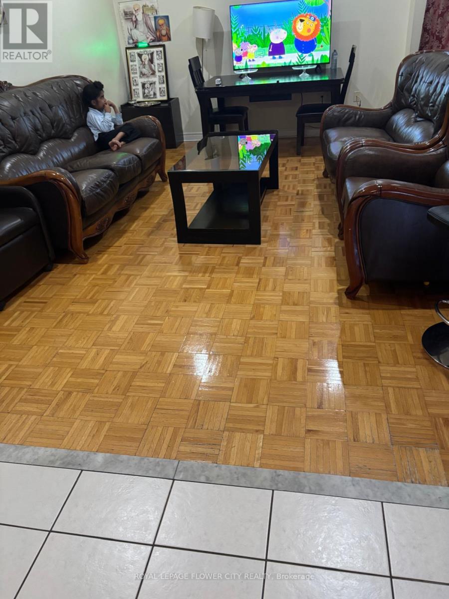 5 Pantomine Boulevard, Brampton, Ontario  L6Y 5M2 - Photo 4 - W12580624