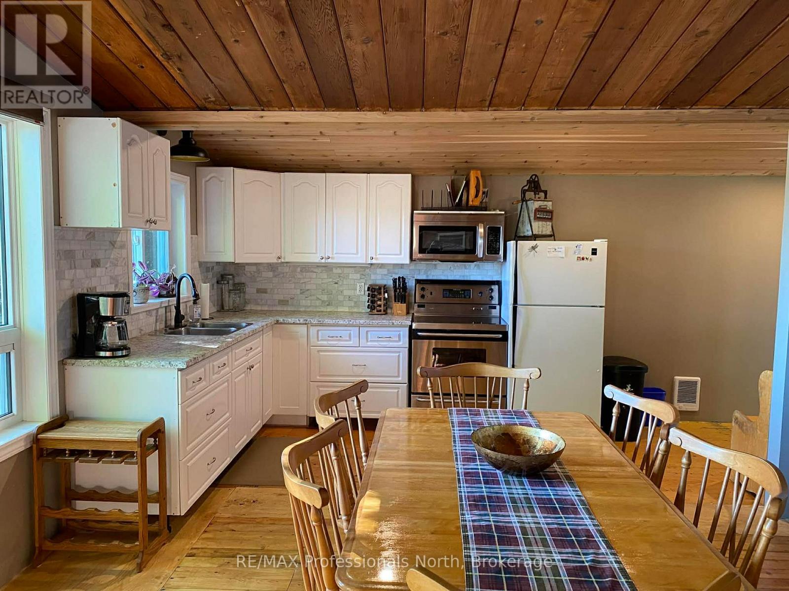 5541 Kennisis Lake Road, Dysart Et Al, Ontario  K0M 1S0 - Photo 12 - X12579910