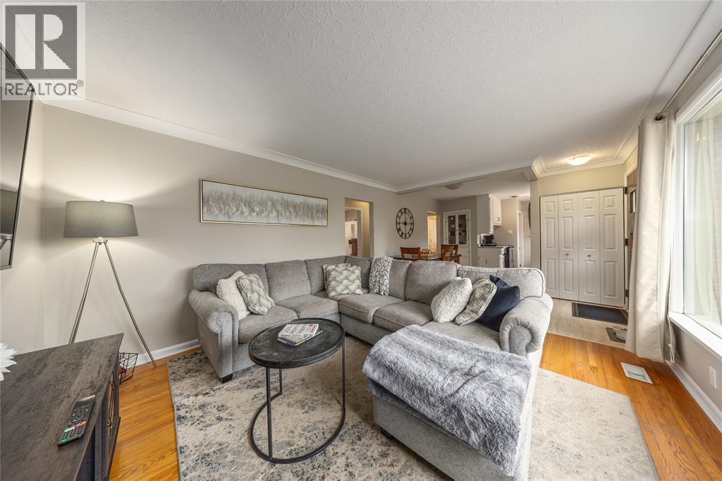 1035 Wellington Street, Sarnia, Ontario  N7S 1E4 - Photo 3 - 25030680