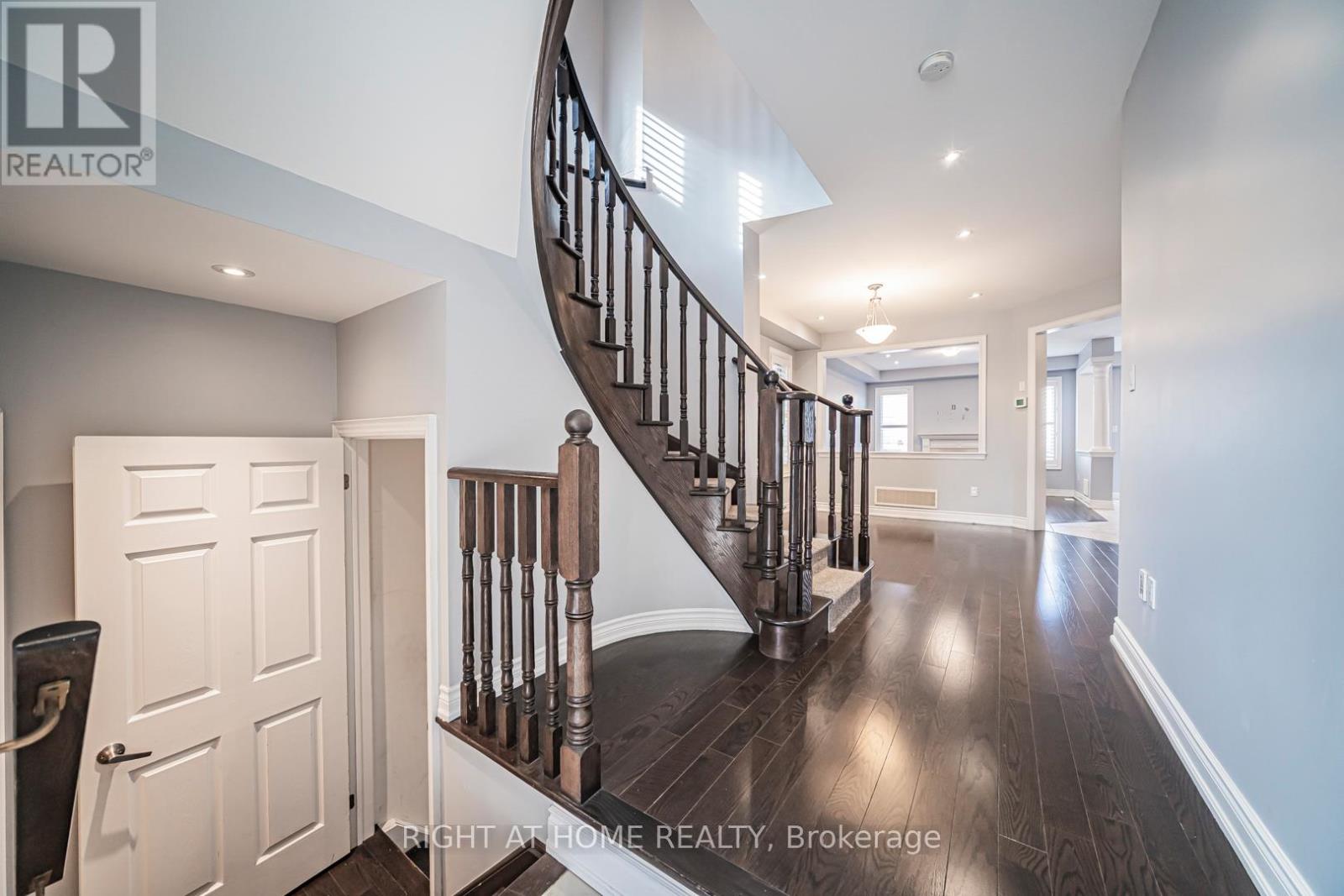 2431 Pine Glen Road, Oakville, Ontario  L6M 0R6 - Photo 2 - W12438028