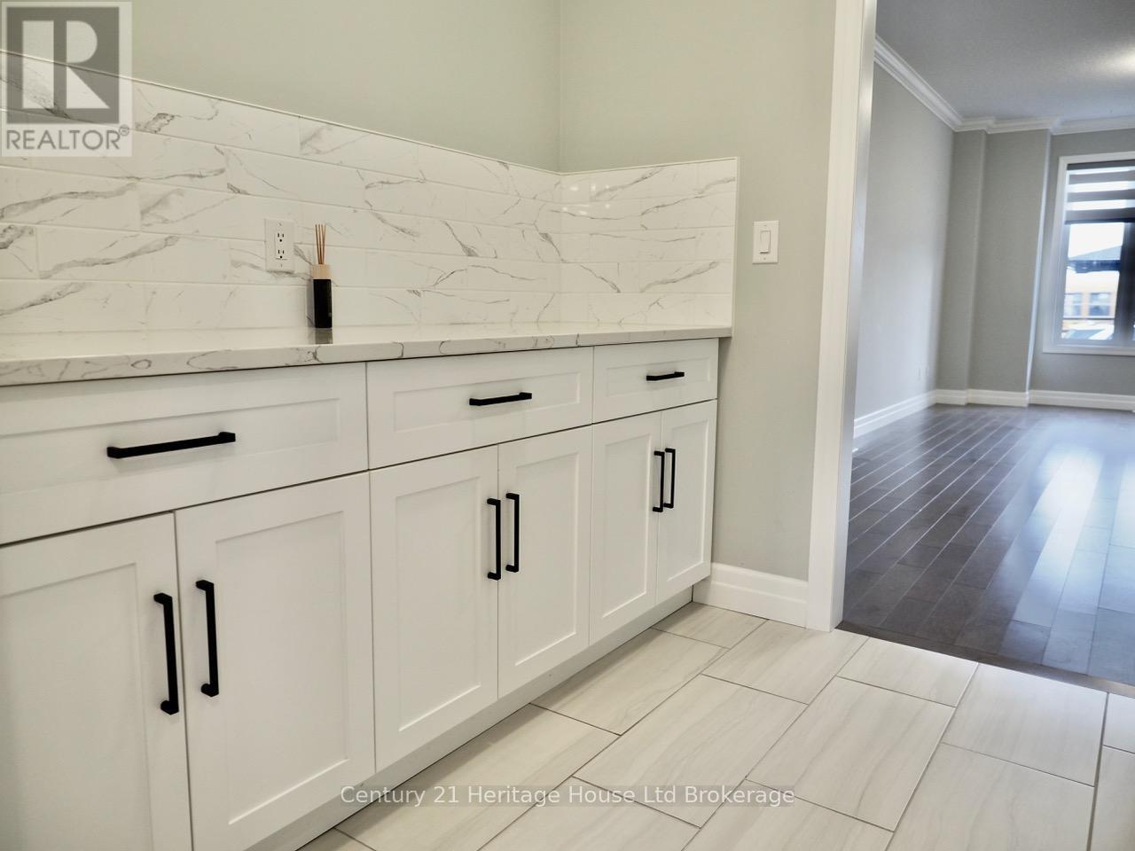 8 Sycamore Drive, Tillsonburg, Ontario  N4G 5S3 - Photo 12 - X12579398