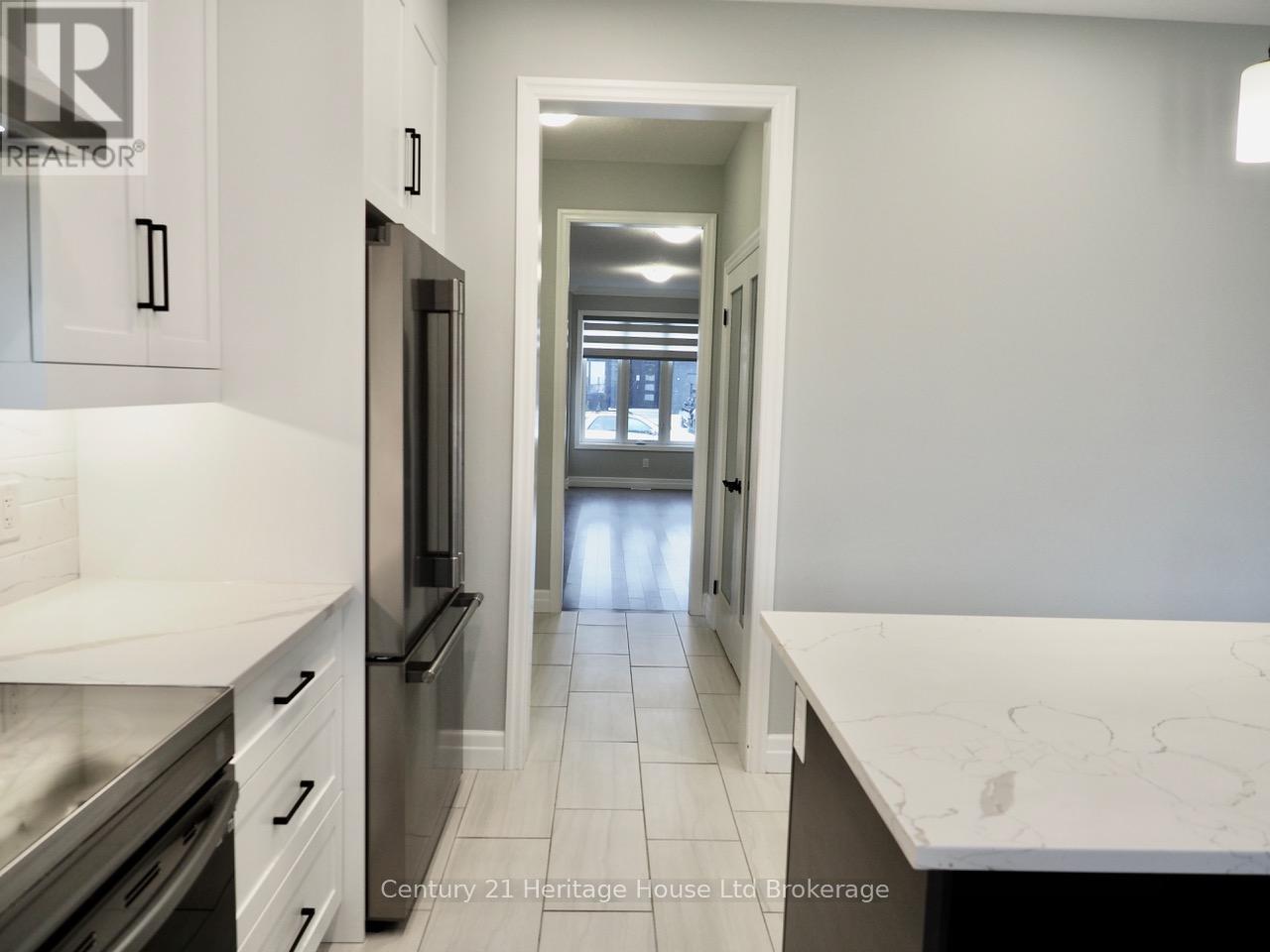 8 Sycamore Drive, Tillsonburg, Ontario  N4G 5S3 - Photo 6 - X12579398