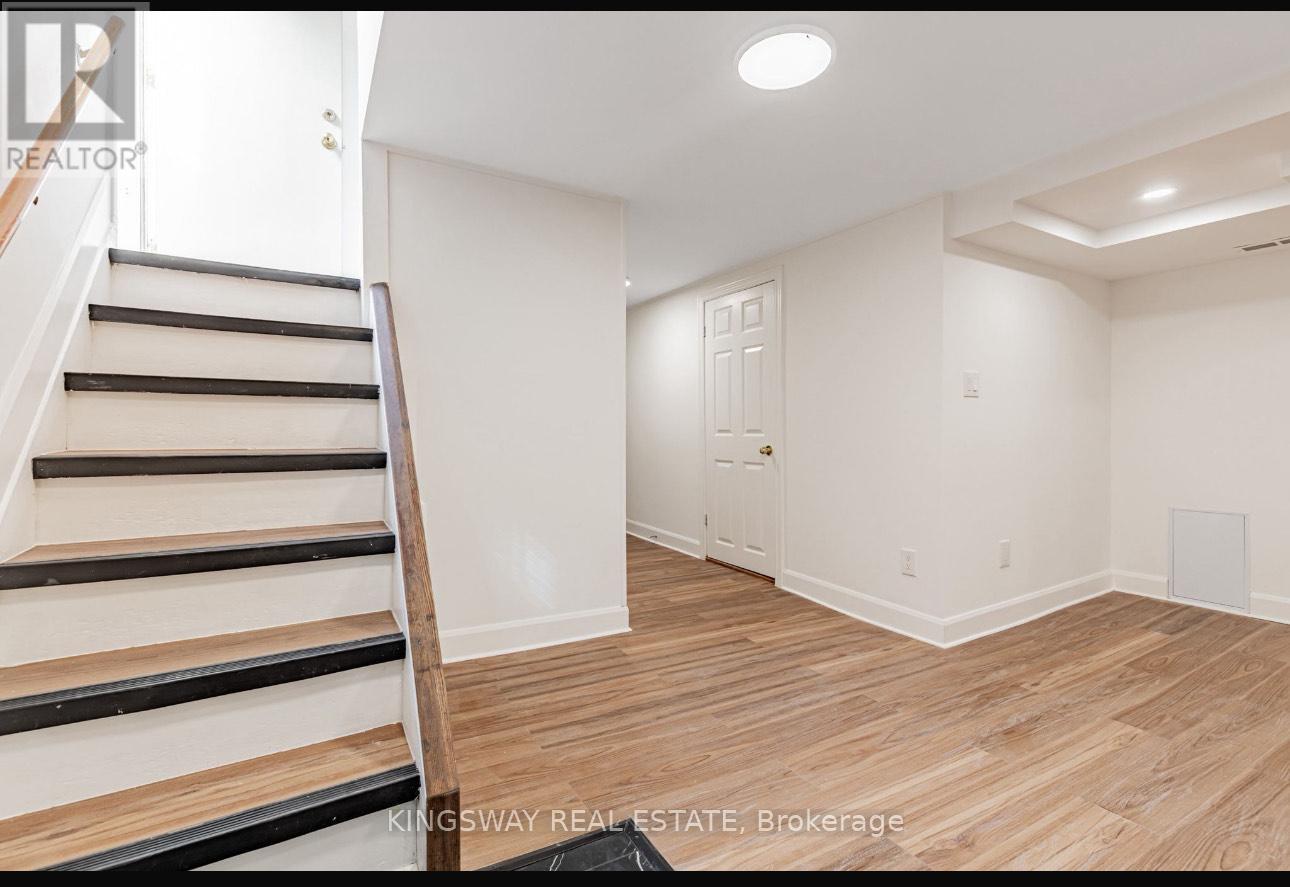 26 Reid Manor, Toronto, Ontario  M8Y 2H7 - Photo 3 - W12580728