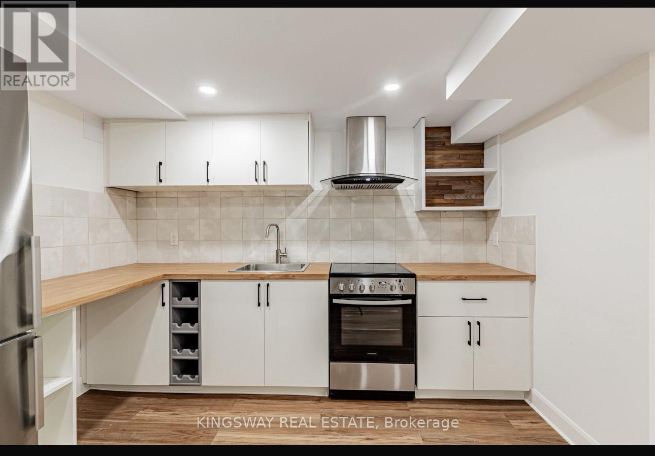 26 Reid Manor, Toronto, Ontario  M8Y 2H7 - Photo 5 - W12580728