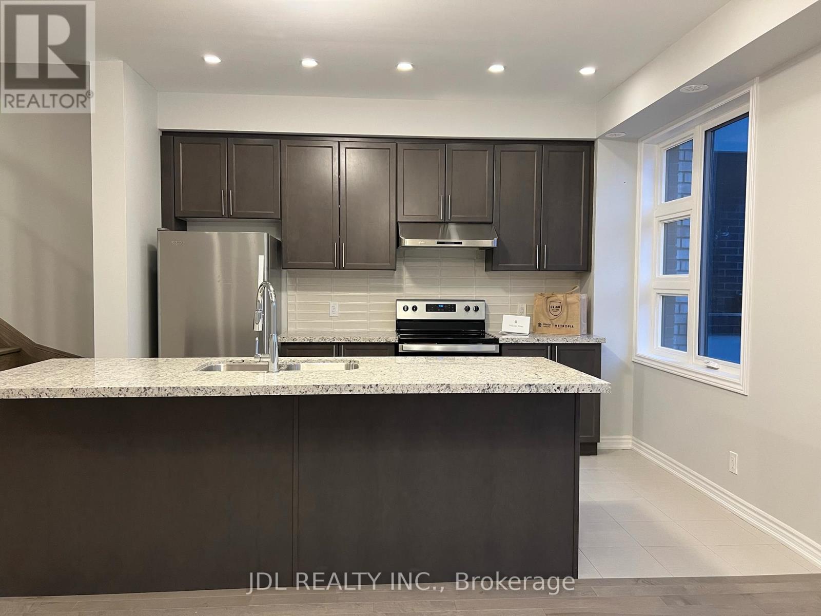 28 Gilbert Wright Avenue, Markham, Ontario  L6C 3J4 - Photo 9 - N12580738