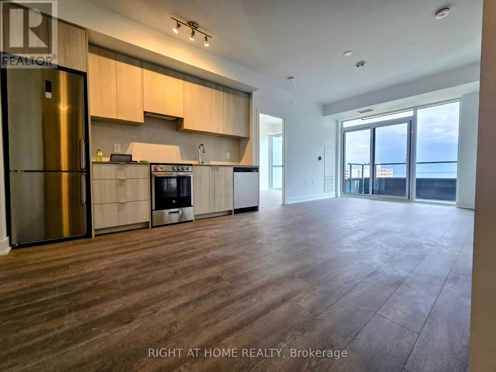 906 - 2088 James Street, Burlington, Ontario  L7R 0H2 - Photo 2 - W12580744