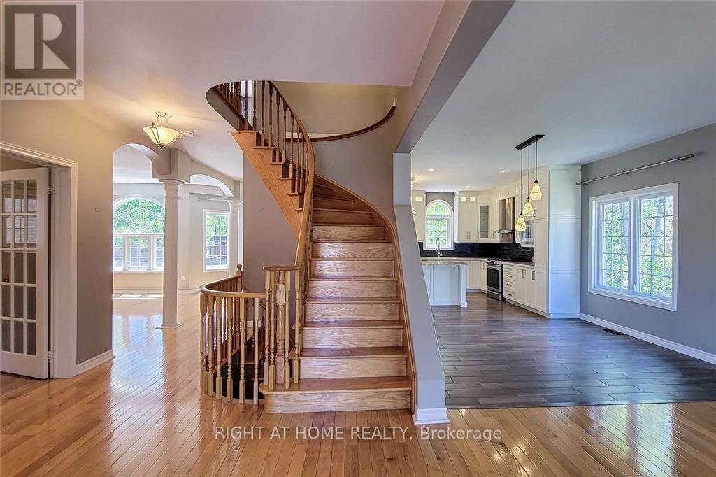 13 Purbrook Court, Barrie, Ontario L4N 5C5 - Photo 2 - S12580814