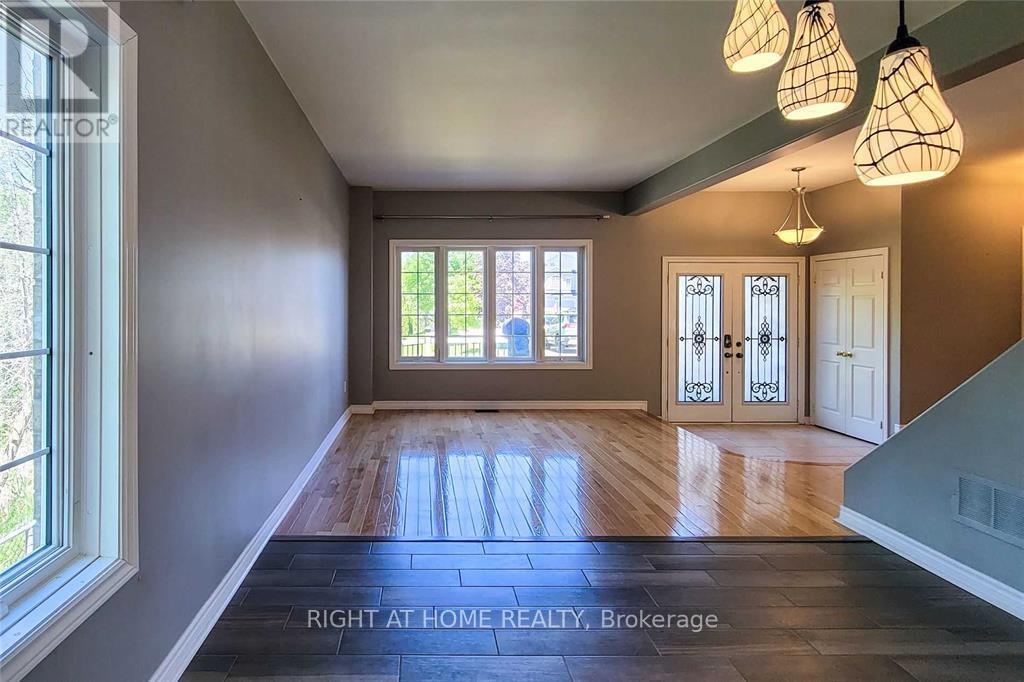 13 Purbrook Court, Barrie, Ontario L4N 5C5 - Photo 3 - S12580814