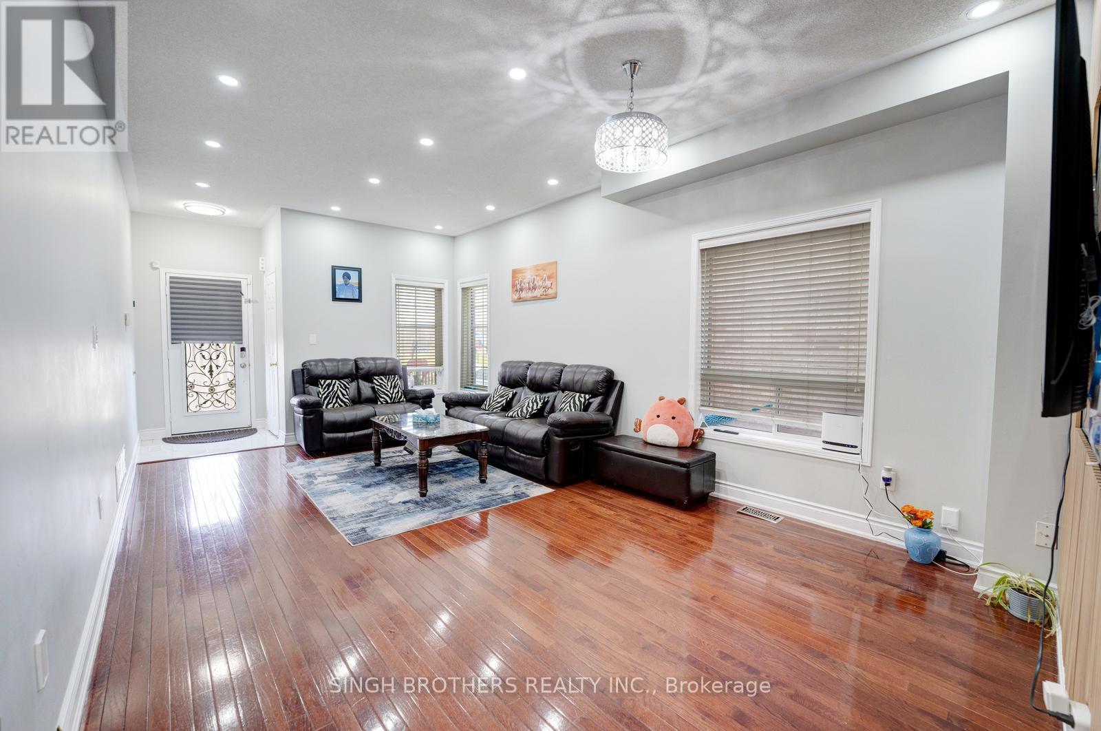 28 Jordensen Drive, Brampton, Ontario  L6X 0T2 - Photo 4 - W12580816