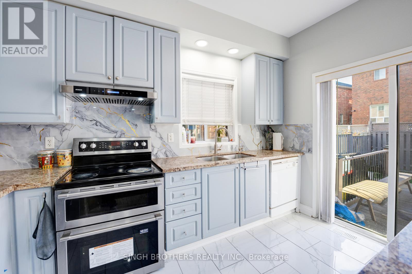 28 Jordensen Drive, Brampton, Ontario  L6X 0T2 - Photo 8 - W12580816