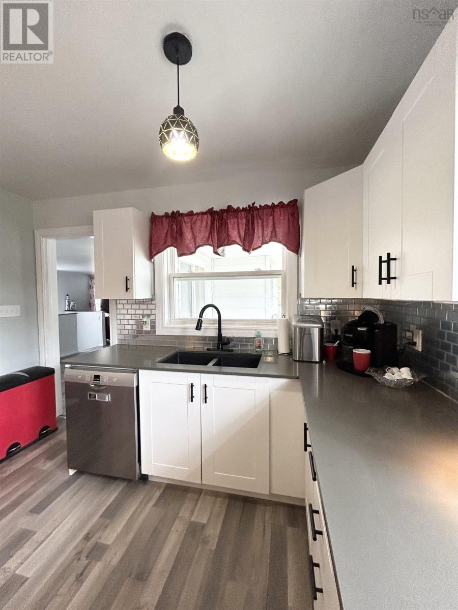 8 Smith Avenue, Springhill, Nova Scotia  B0M 1X0 - Photo 7 - 202521644