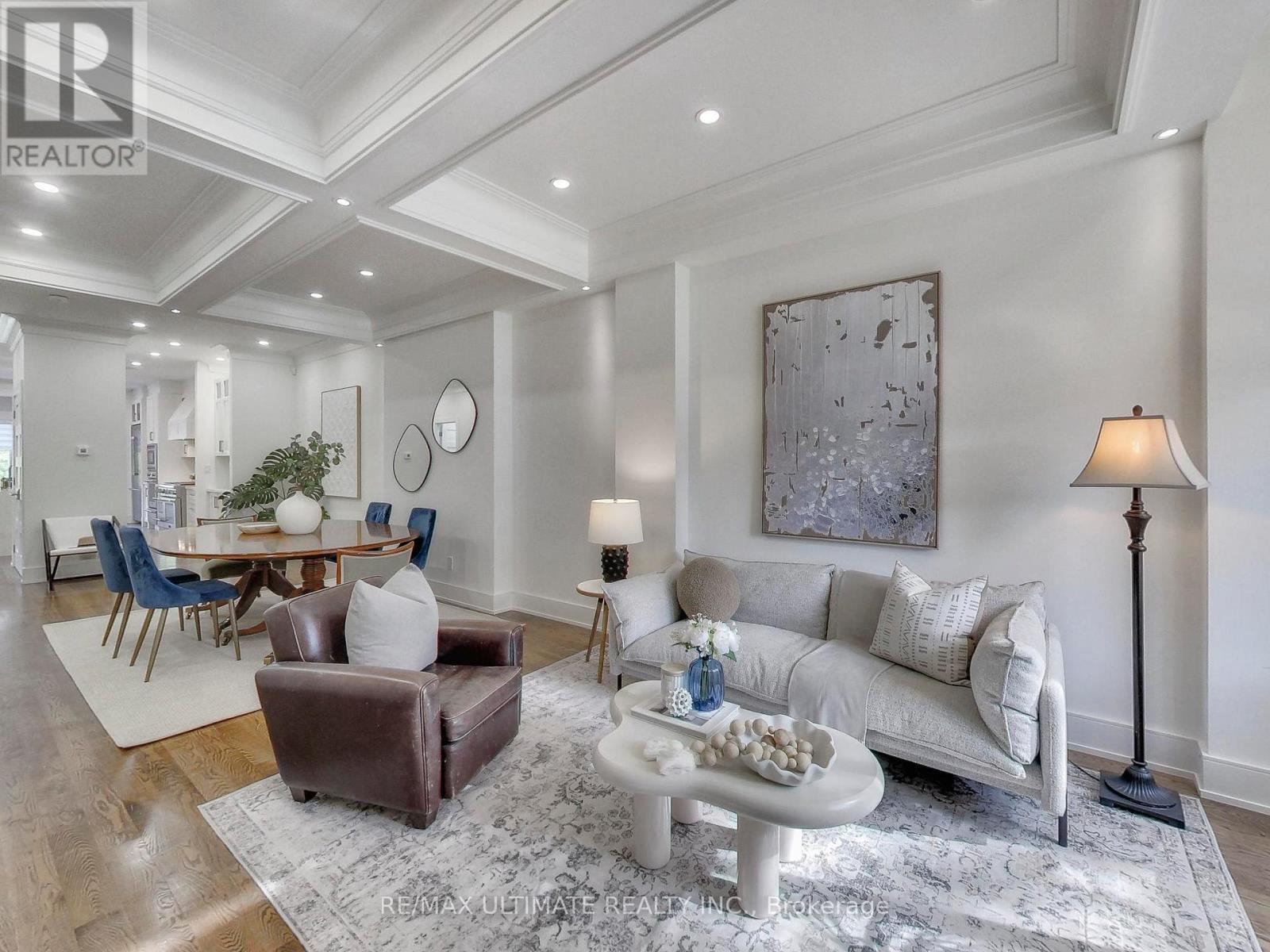 35 Fleming Crescent, Toronto, Ontario  M4G 2A9 - Photo 2 - C12580830