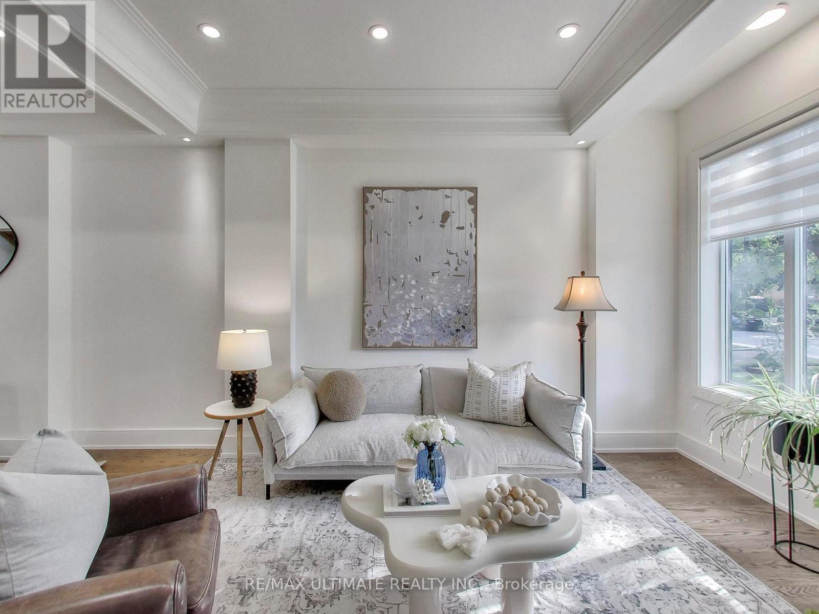 35 Fleming Crescent, Toronto, Ontario  M4G 2A9 - Photo 4 - C12580830