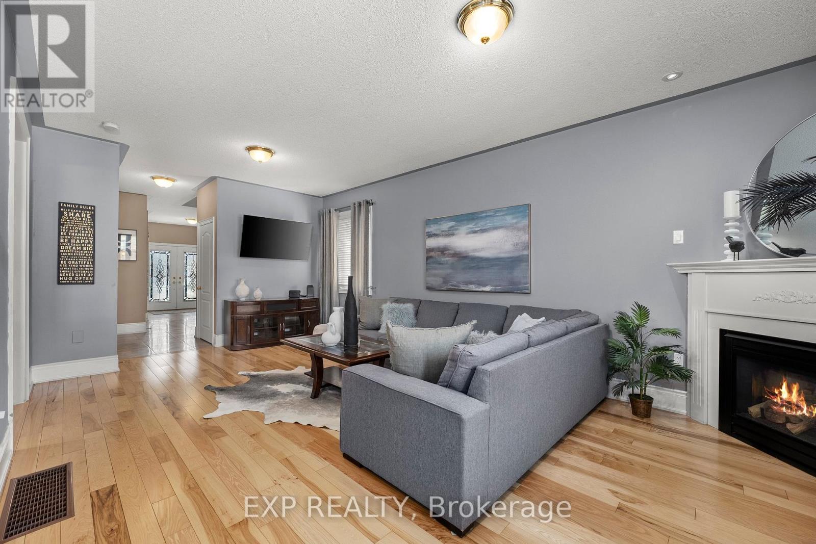 14 Weir Street, Bradford West Gwillimbury, Ontario  L3Z 0K6 - Photo 9 - N12580868