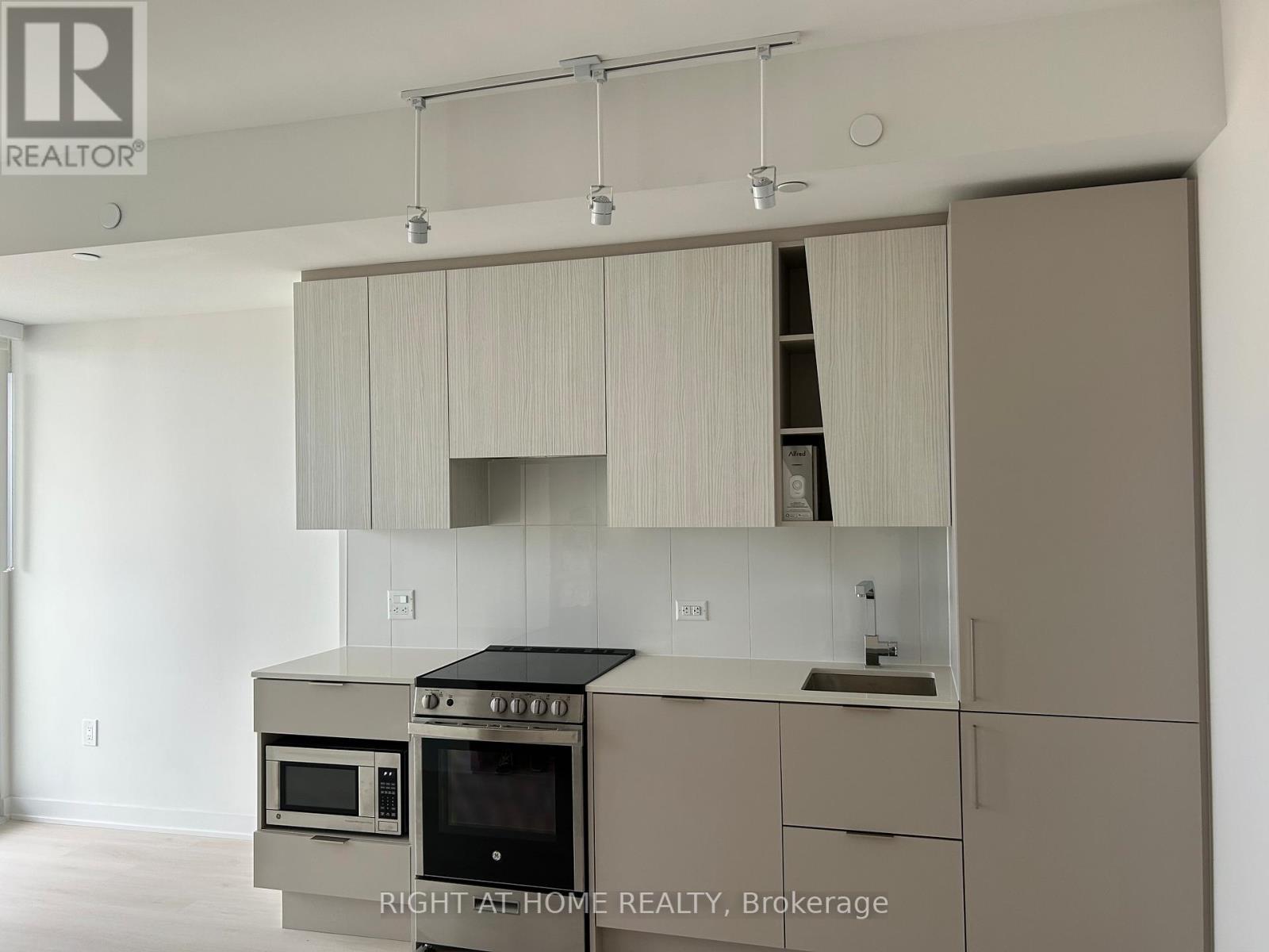 3802 - 3900 Confederation Pkwy Parkway, Mississauga, Ontario  L5B 0M3 - Photo 2 - W12580854