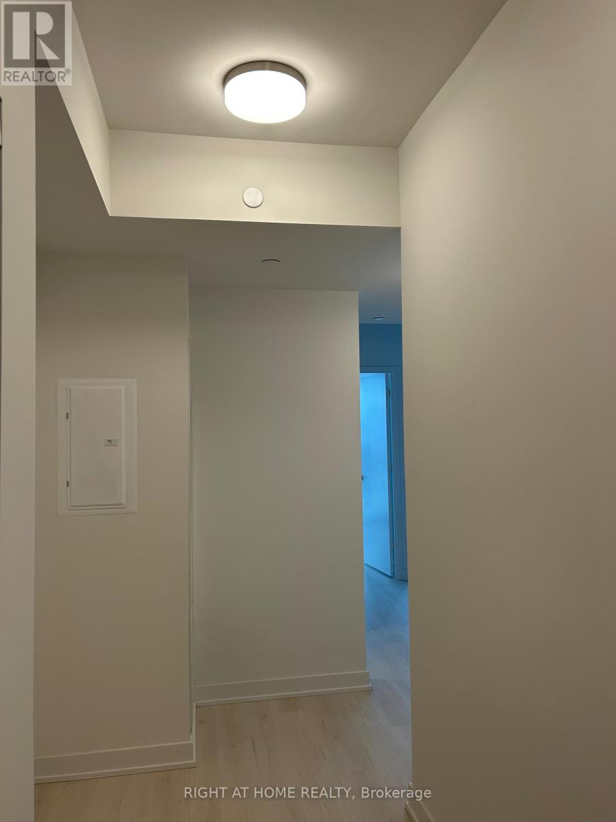 3802 - 3900 Confederation Pkwy Parkway, Mississauga, Ontario  L5B 0M3 - Photo 3 - W12580854