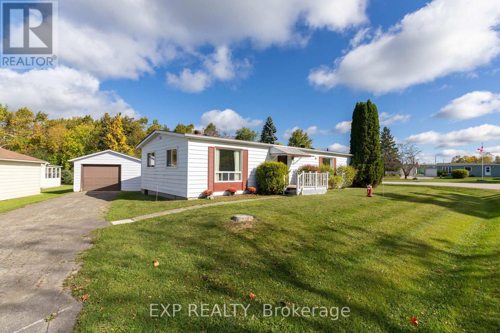 11 Geneva Court, Georgina, Ontario  L0E 1R0 - Photo 2 - N12580880