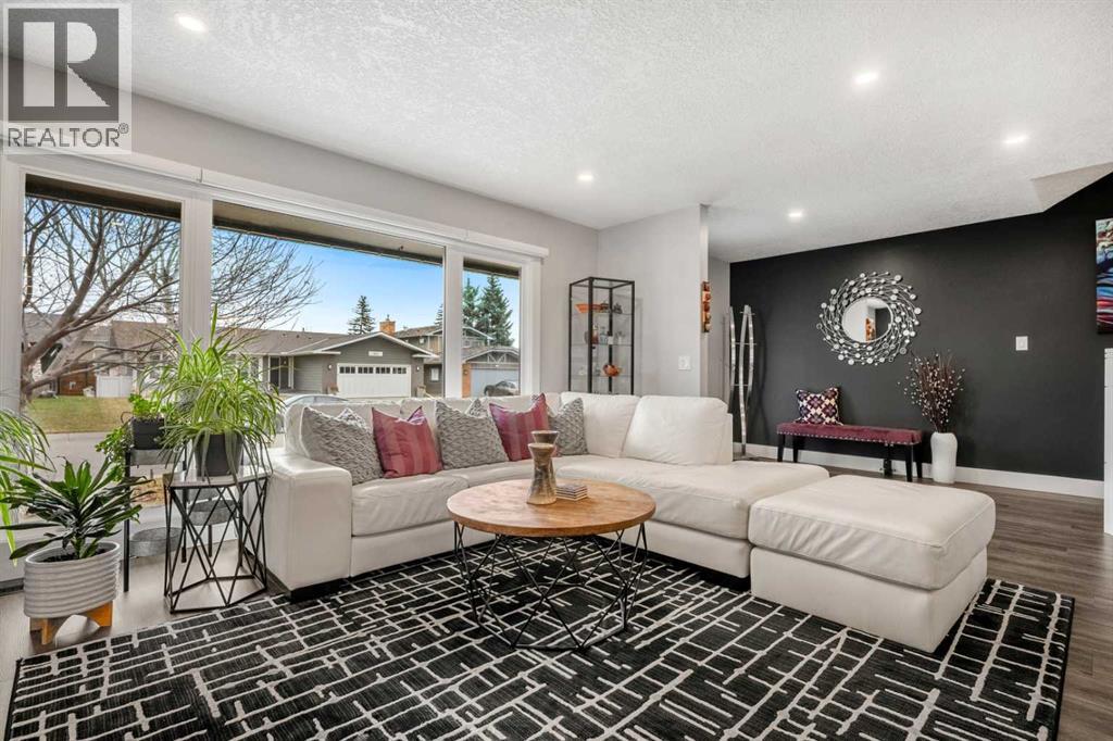 348 Parkwood Close Se, Calgary, Alberta  T2J 3W1 - Photo 4 - A2268750