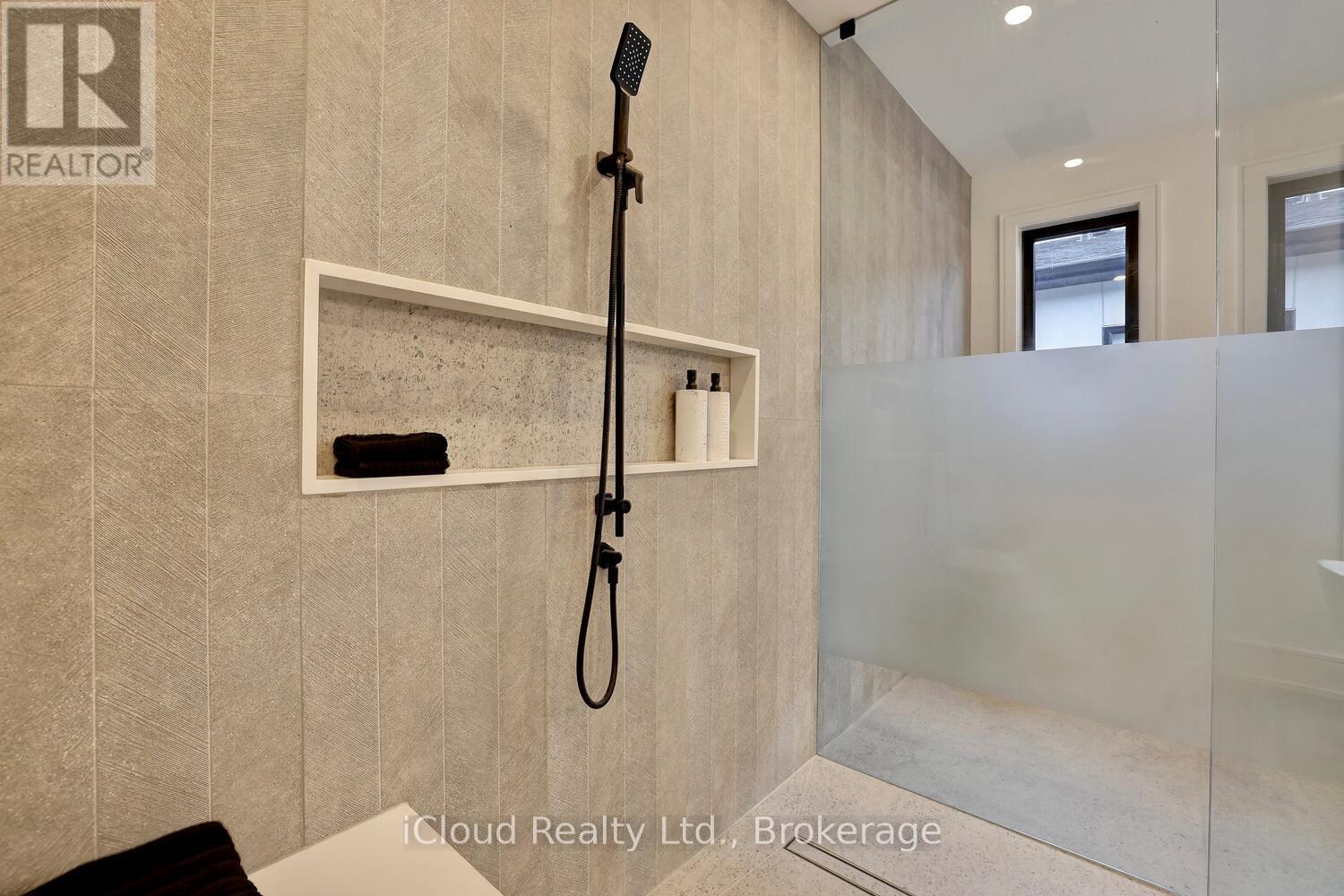 2556 Glengarry Road, Mississauga, Ontario  L5C 1Y3 - Photo 22 - W12509258