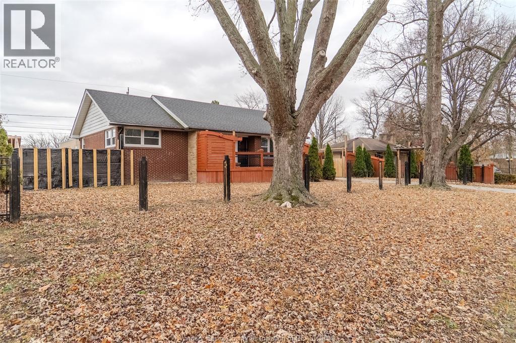 3310 Rankin, Windsor, Ontario N9E 3C1 - Photo 3 - 25030671