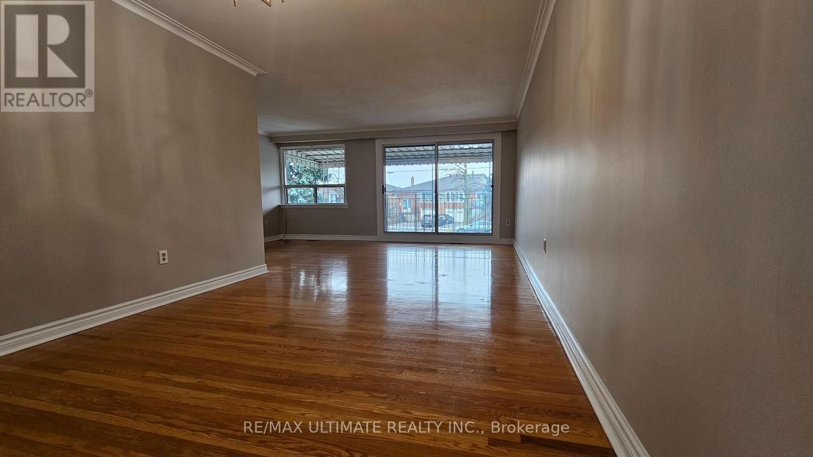 Main Floor - 27 Cobb Avenue, Toronto, Ontario  M3L 2A2 - Photo 6 - W12580276