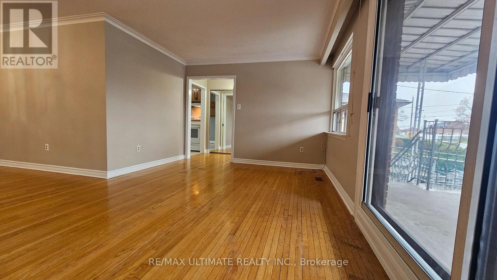 Main Floor - 27 Cobb Avenue, Toronto, Ontario  M3L 2A2 - Photo 5 - W12580276